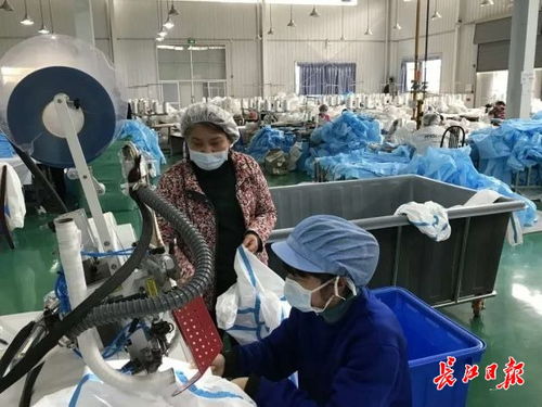 安全生產(chǎn) 提高產(chǎn)能兩不誤,這家企業(yè)日產(chǎn)6000件防護(hù)服和10萬(wàn)件隔離服