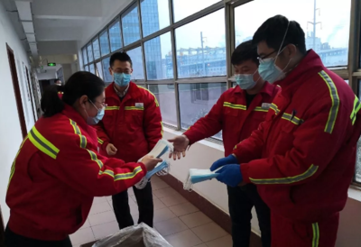 起早貪黑半個(gè)月 日照港&ldquo;女漢子&rdquo;用5萬(wàn)個(gè)口罩鑄成保障港口生產(chǎn)安全防線