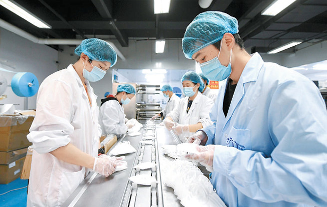 日產(chǎn)百萬(wàn)口罩的守護(hù) 記者探訪醫(yī)療防護(hù)用品工廠紀(jì)實(shí)